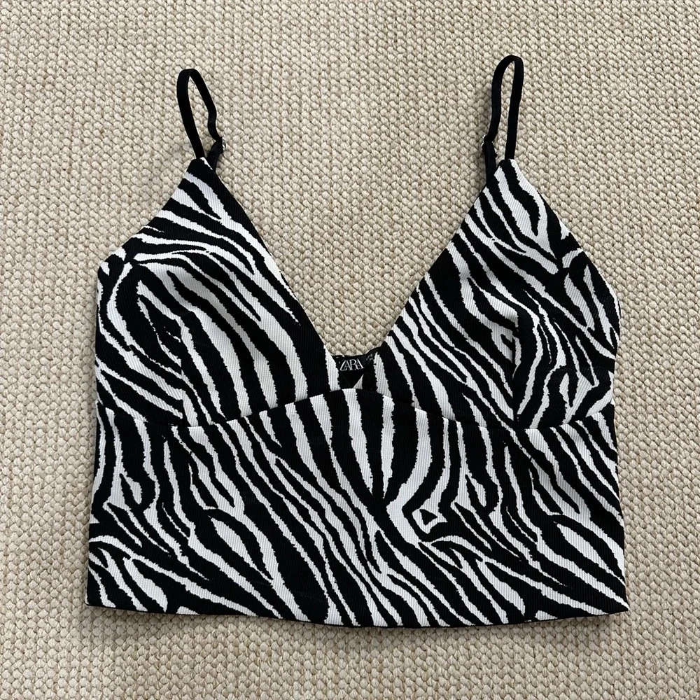 Cropped Ribbed Zebra Print Top - Picture 5 of 5